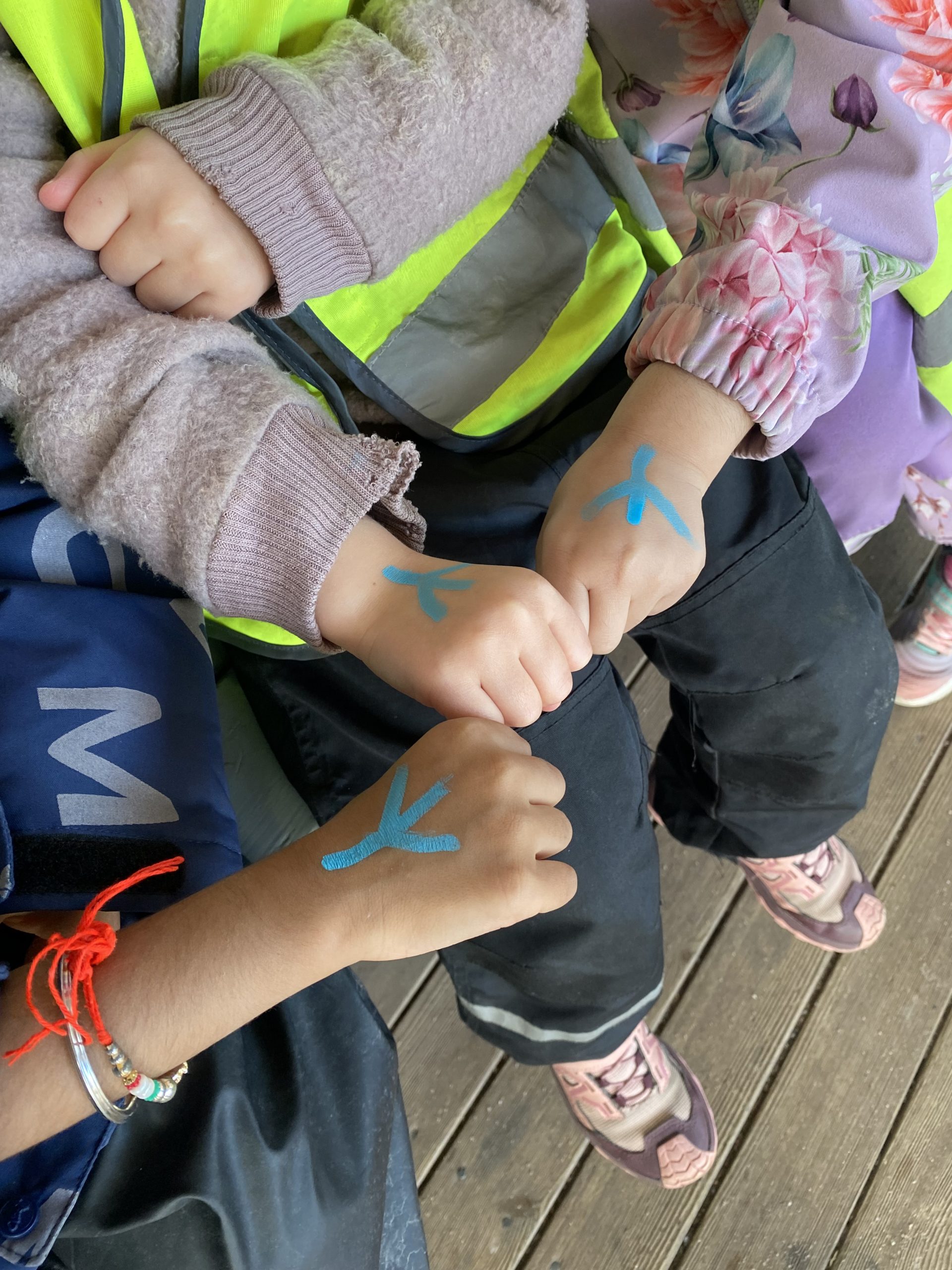 Children showing bird-foot shapes on their hands during the Harakka island trip