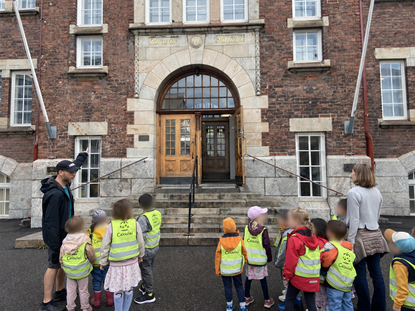 Carousel children and educators arriving outside Kallio Library